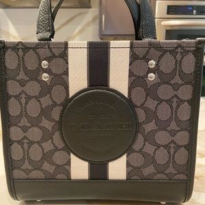 New COACH Dempsey 22 Tote in Signature Canvas